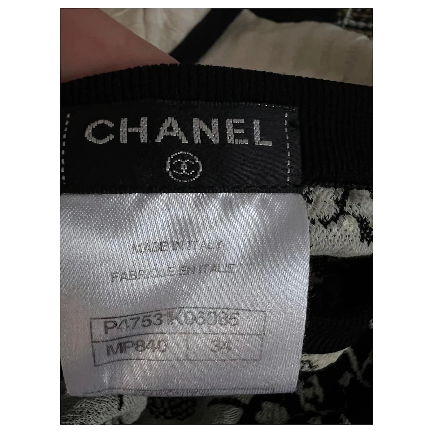 Chanel Kamelien-Kleid Mit CC-Logo Schwarz 10 Chanel Kamelien-Kleid Mit CC-Logo Schwarz – Bild 10