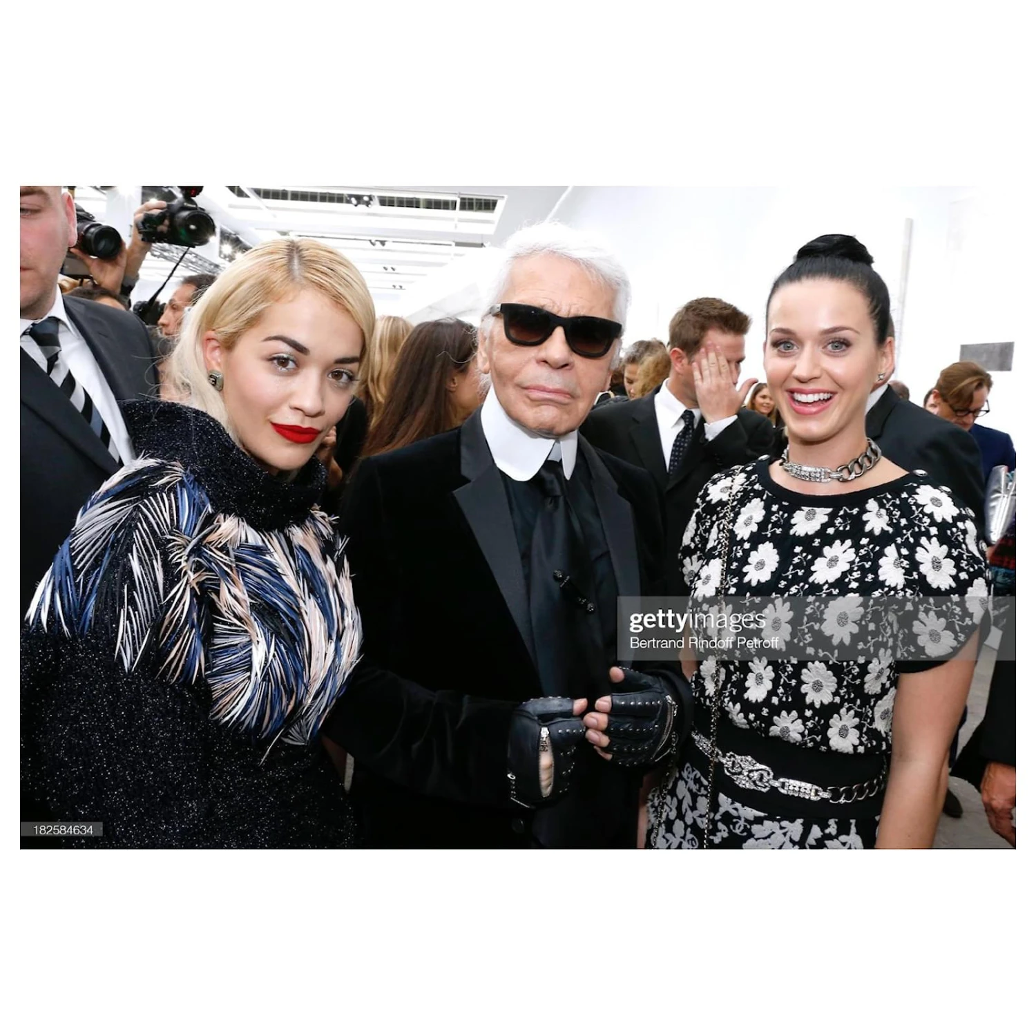 Chanel Kamelien-Kleid Mit CC-Logo Schwarz 2 Chanel Kamelien-Kleid Mit CC-Logo Schwarz – Bild 2