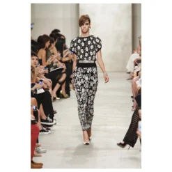 Chanel Kamelien-Kleid Mit CC-Logo Schwarz 12 Chanel Kamelien-Kleid Mit CC-Logo Schwarz -Deutschland Fem Leucht Verkaufs-Shop 756904 3