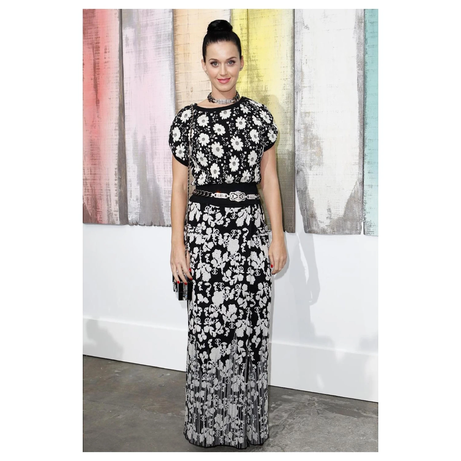 Chanel Kamelien-Kleid Mit CC-Logo Schwarz 4 Chanel Kamelien-Kleid Mit CC-Logo Schwarz – Bild 4