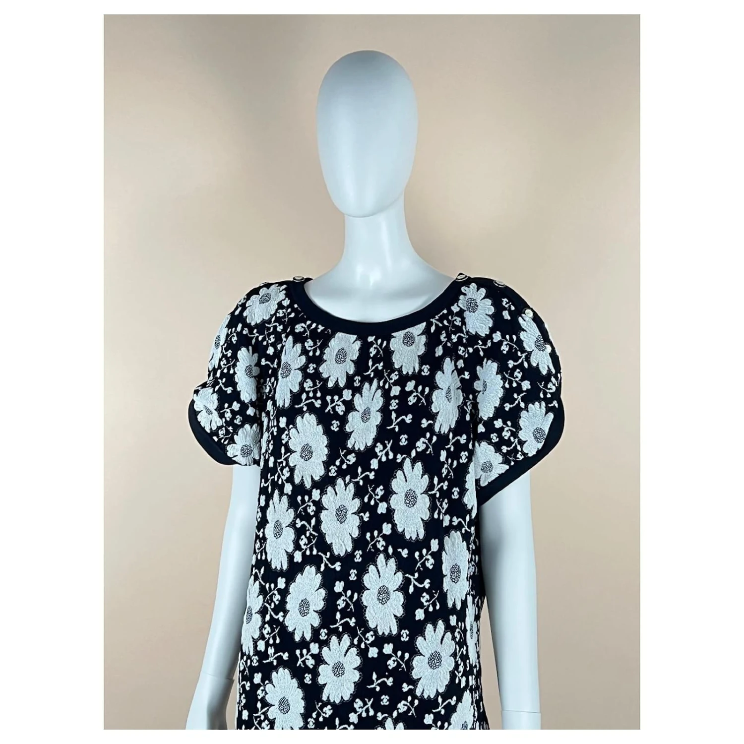 Chanel Kamelien-Kleid Mit CC-Logo Schwarz 7 Chanel Kamelien-Kleid Mit CC-Logo Schwarz – Bild 7