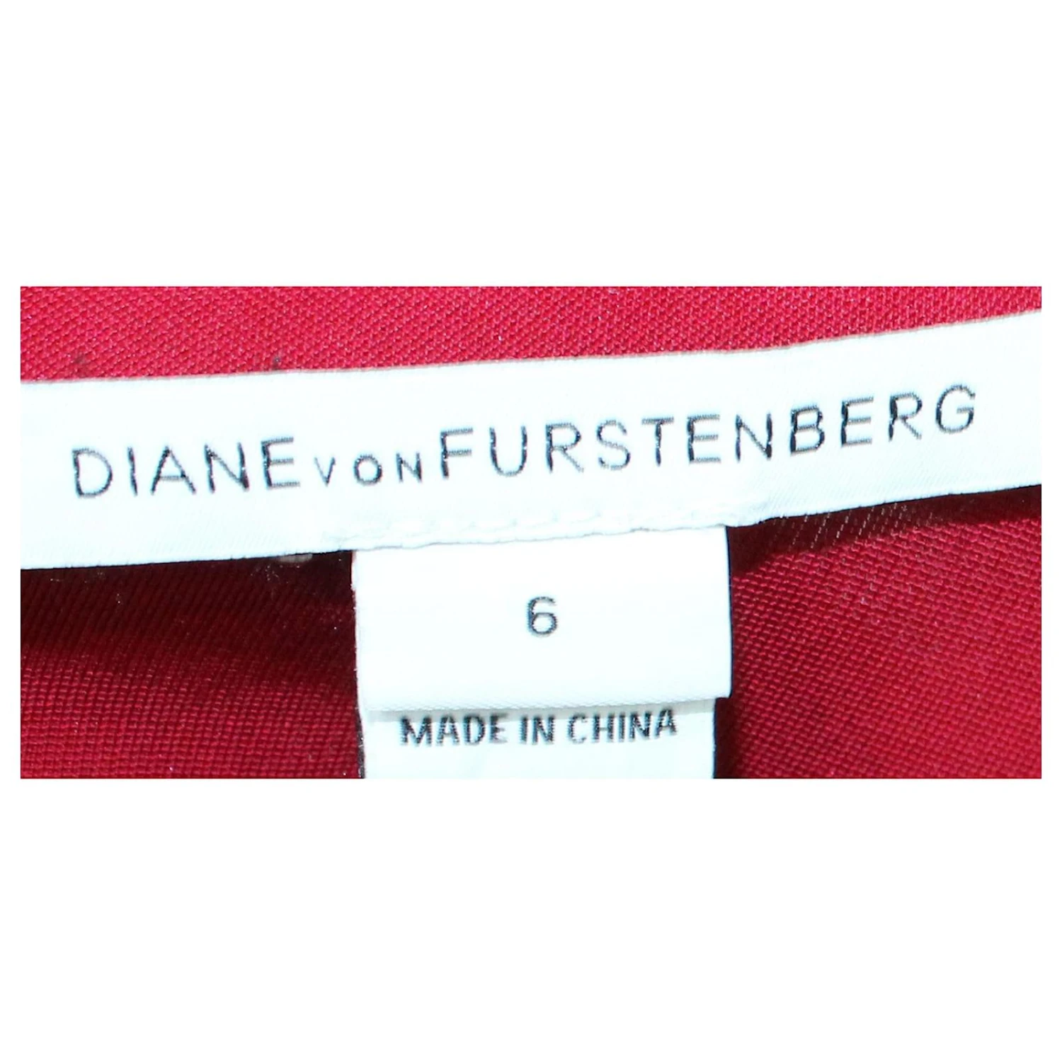 Diane Von Furstenberg Schmal Geschnittenes Rotes Kleid Mit Reißverschlüssen Unten 7 Diane Von Furstenberg Schmal Geschnittenes Rotes Kleid Mit Reißverschlüssen Unten – Bild 7