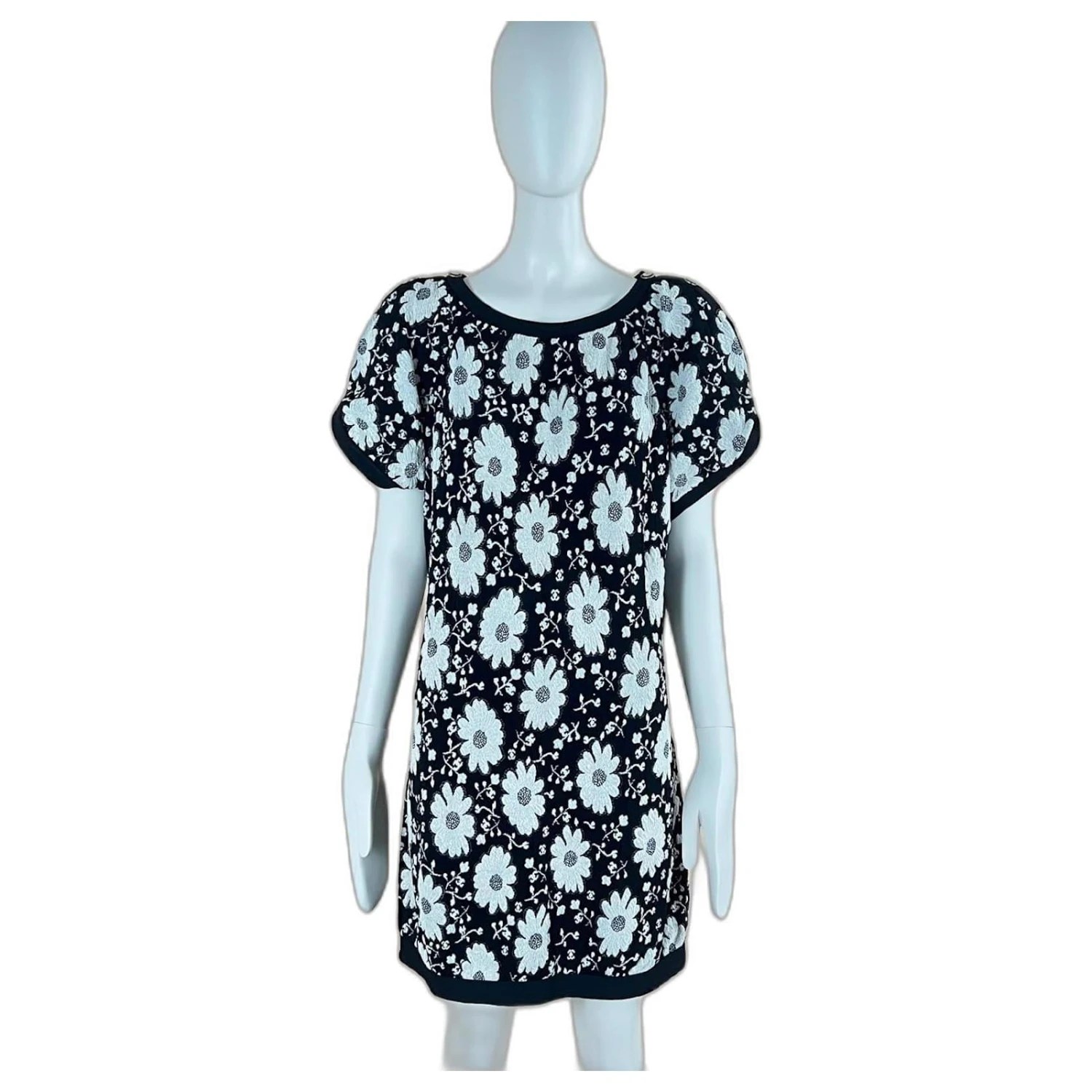 Chanel Kamelien-Kleid Mit CC-Logo Schwarz 1 Chanel Kamelien-Kleid Mit CC-Logo Schwarz